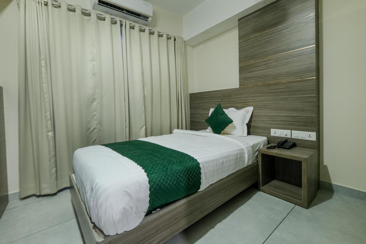 The Heartland Business Hotel, Trivandrum Thiruvananthapuram Buitenkant foto
